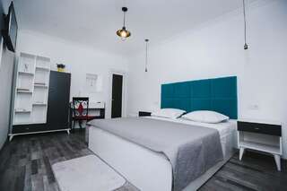 Отель Hotel King Tamari Кутаиси Стандартный номер с кроватью размера "king-size"-2